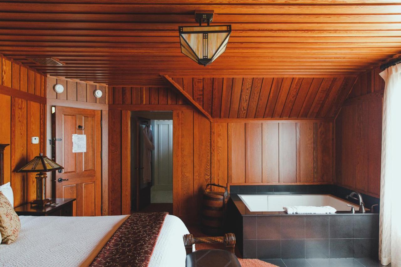 | Noyo Harbor Inn