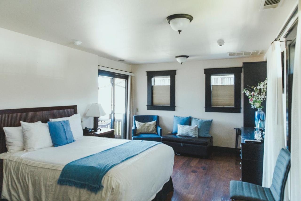 | Noyo Harbor Inn