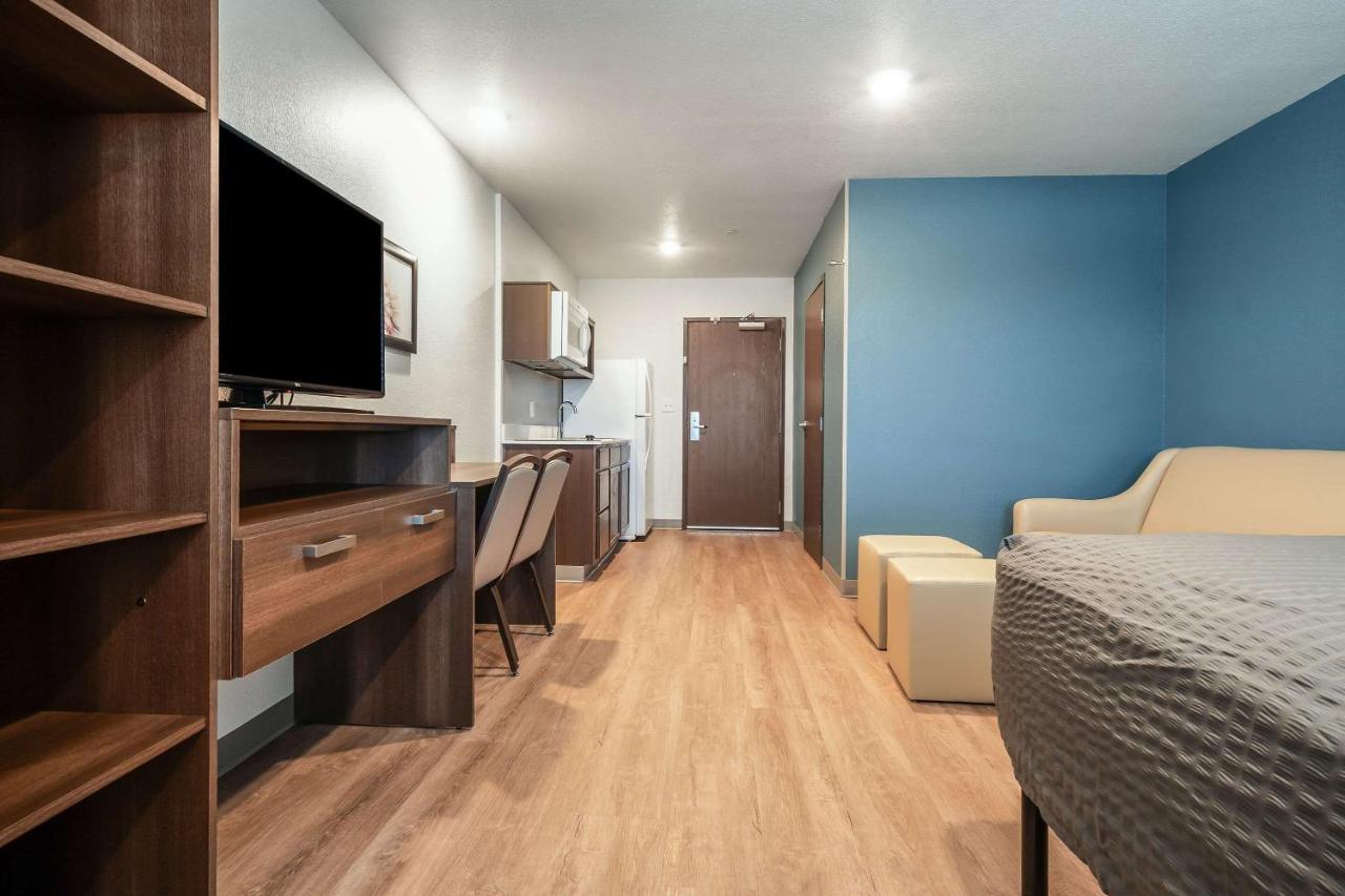 Queen Room with Tub - Disability Access/Non-Smoking at WoodSpring Suites Naples West