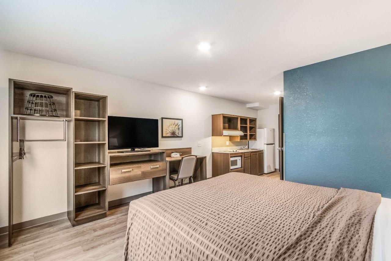 Queen Room  with Roll-In Shower - Disability Access/Non-Smoking at WoodSpring Suites Doral Miami Airport