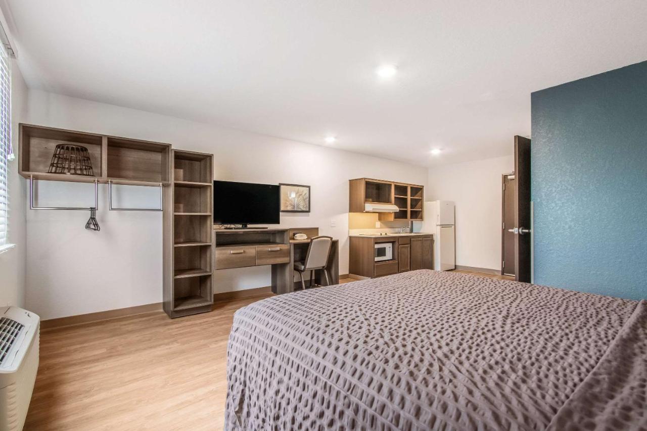 Queen Room with Tub - Disability Access/Non-Smoking at WoodSpring Suites Doral Miami Airport