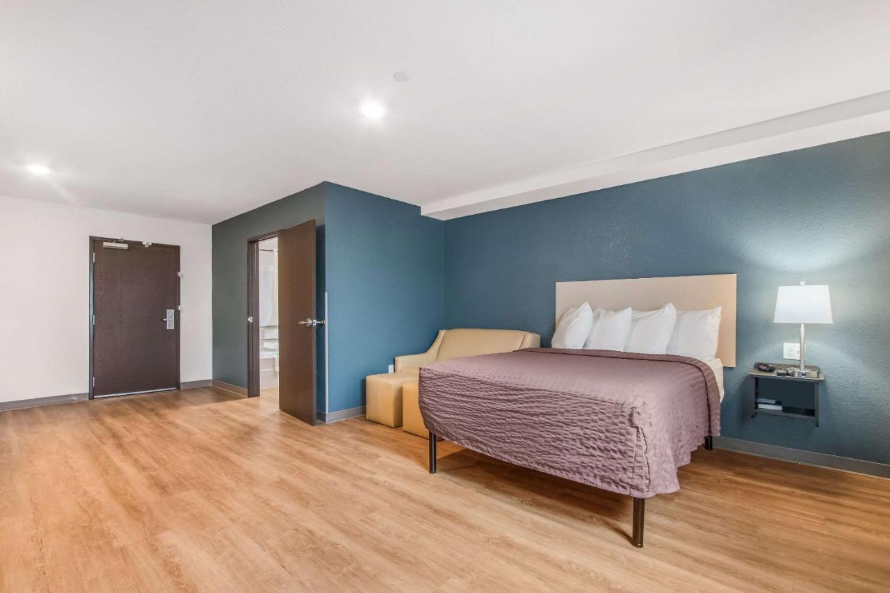Queen Room with Tub - Disability Access/Non-Smoking at WoodSpring Suites Doral Miami Airport