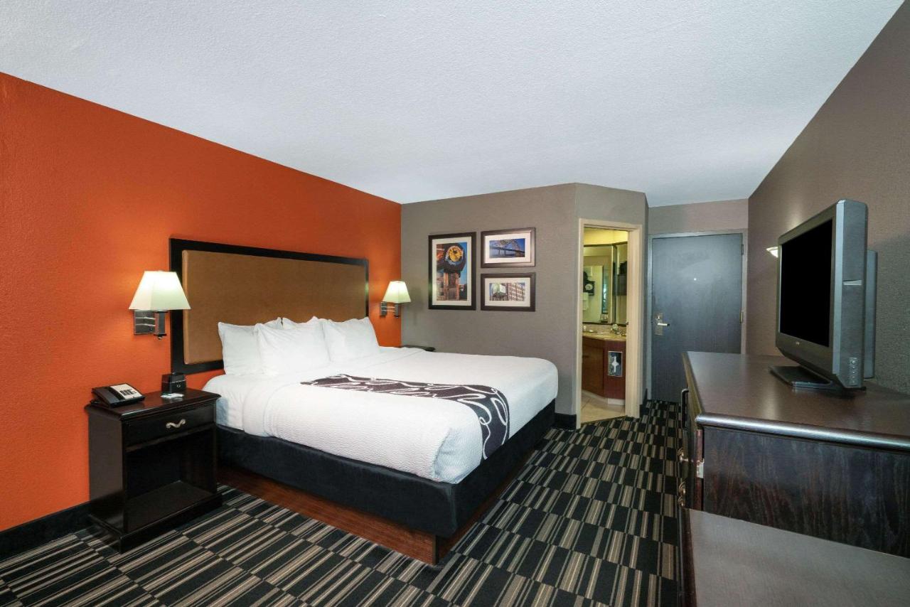 Deluxe King Room at La Quinta Inn & Suites by Wyndham Memphis Airport Graceland