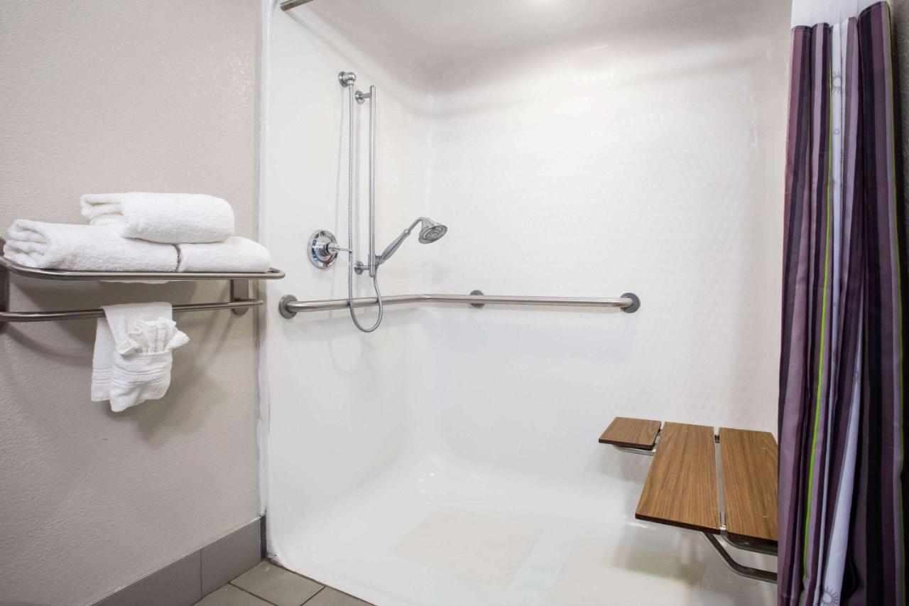 | La Quinta Inn & Suits by Wyndham Pontoon Beach IL