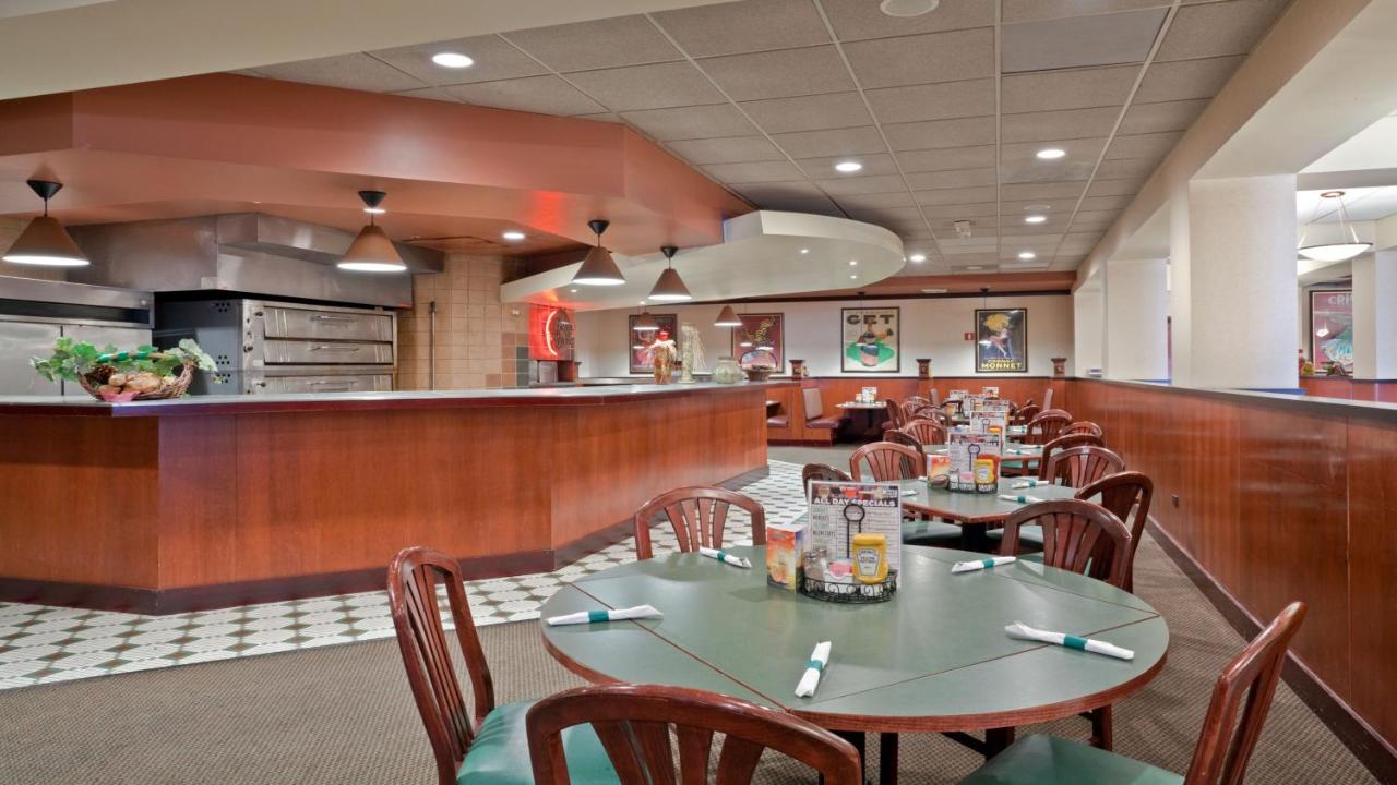 | Holiday Inn Hotel & Suites Overland Park-West, an IHG Hotel