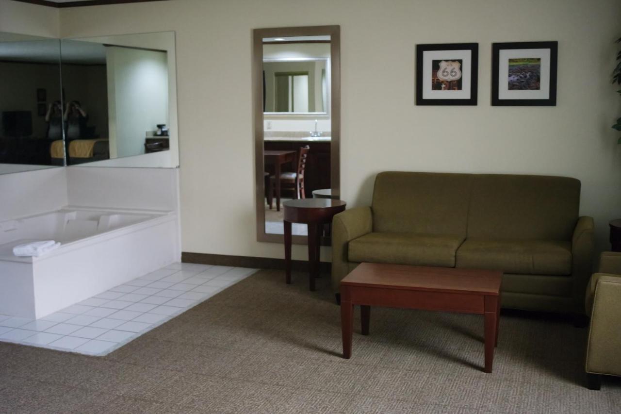 Efficiency King Suite with Whirlpool - Non-Smoking at Comfort Inn & Suites Ardmore