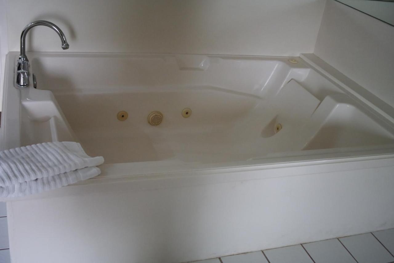 Efficiency King Suite with Whirlpool - Non-Smoking at Comfort Inn & Suites Ardmore