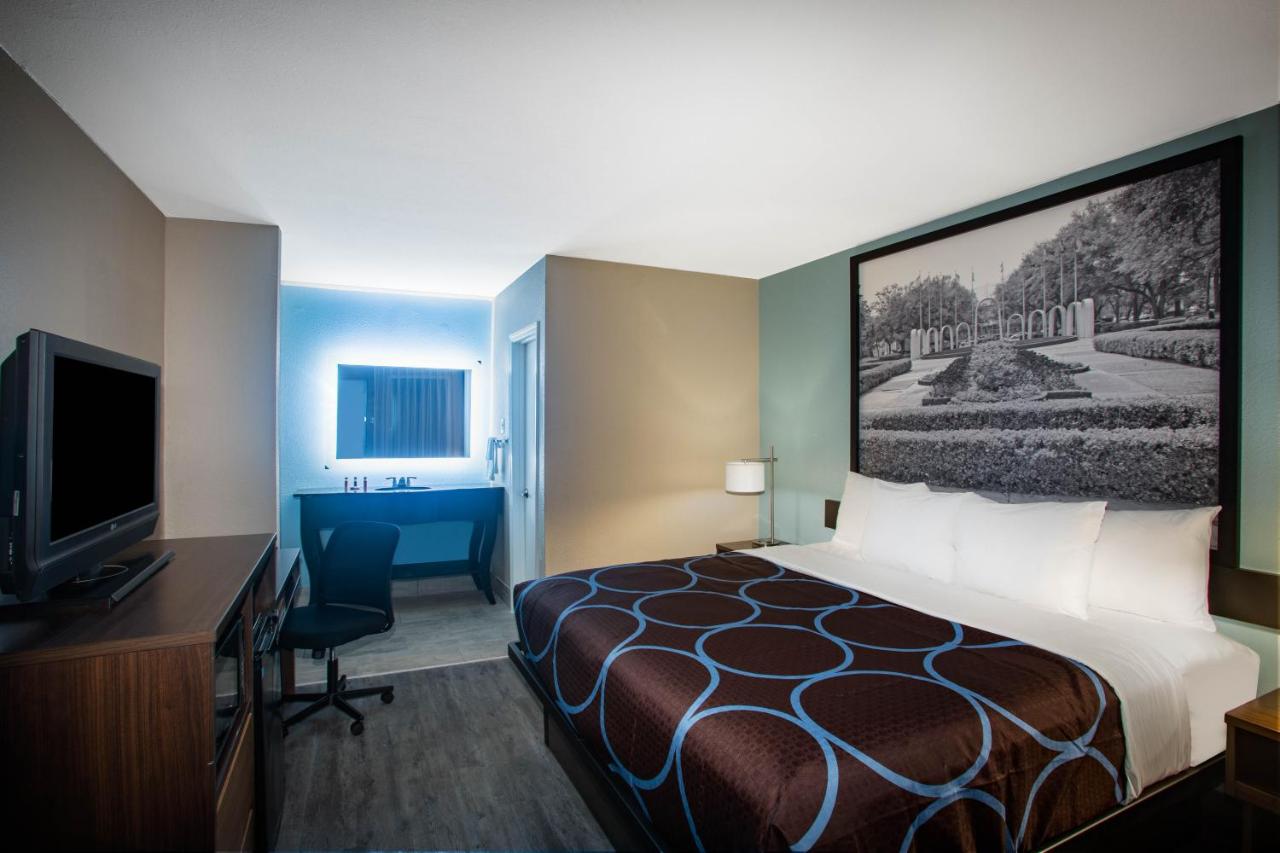 King Room - Non-Smoking at Super 8 by Wyndham Mobile I-65