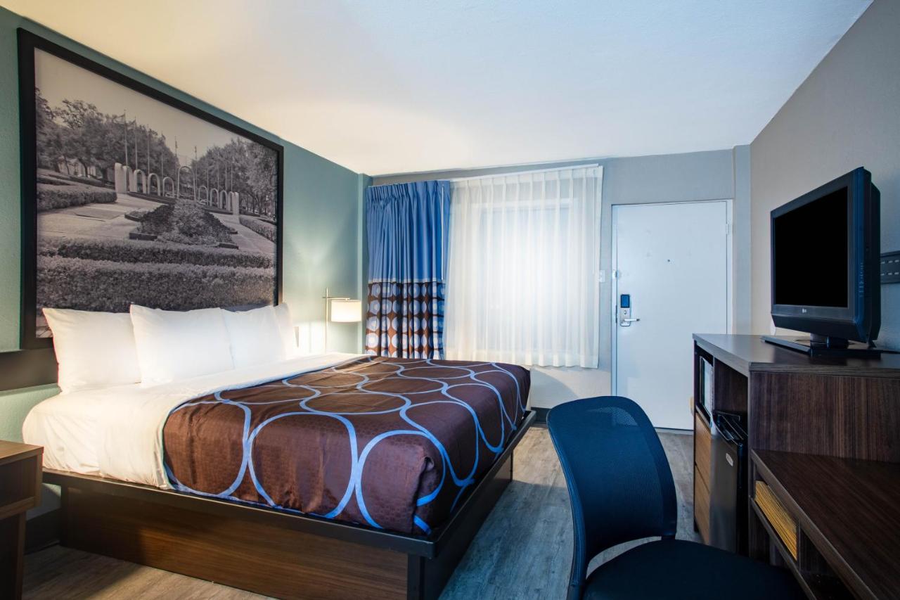 King Room - Non-Smoking at Super 8 by Wyndham Mobile I-65