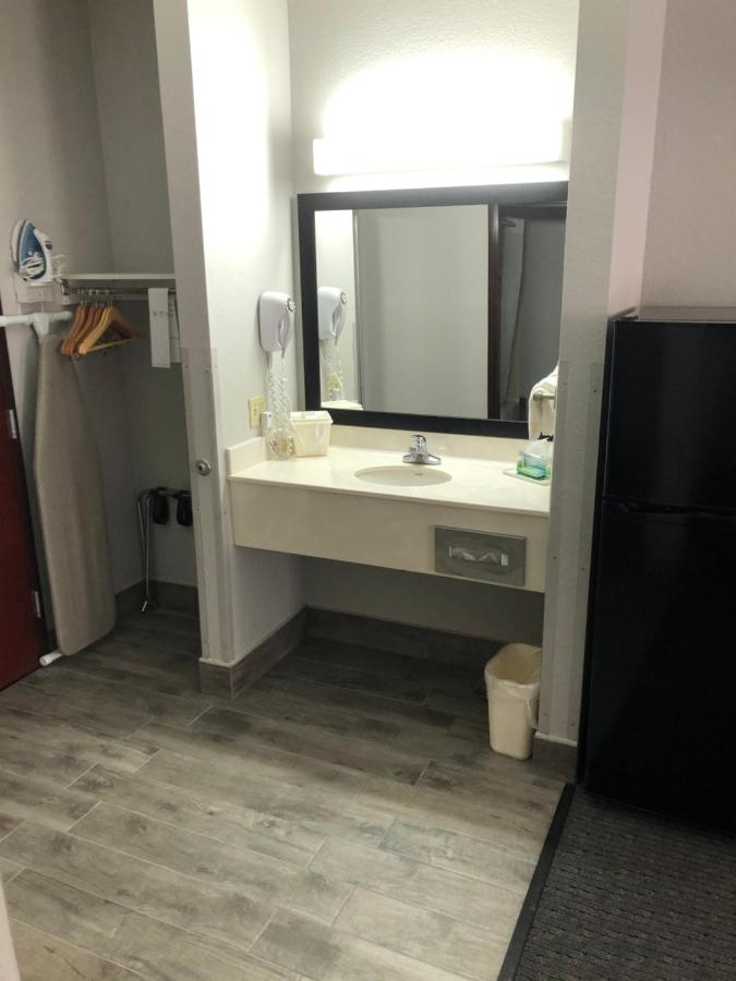 Queen Suite at Lea County Inn