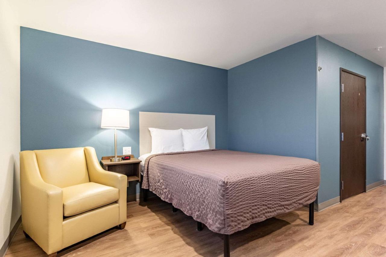 Queen Room with Roll-In Shower - Disability Access/Non-Smoking at WoodSpring Suites Indianapolis Airport South