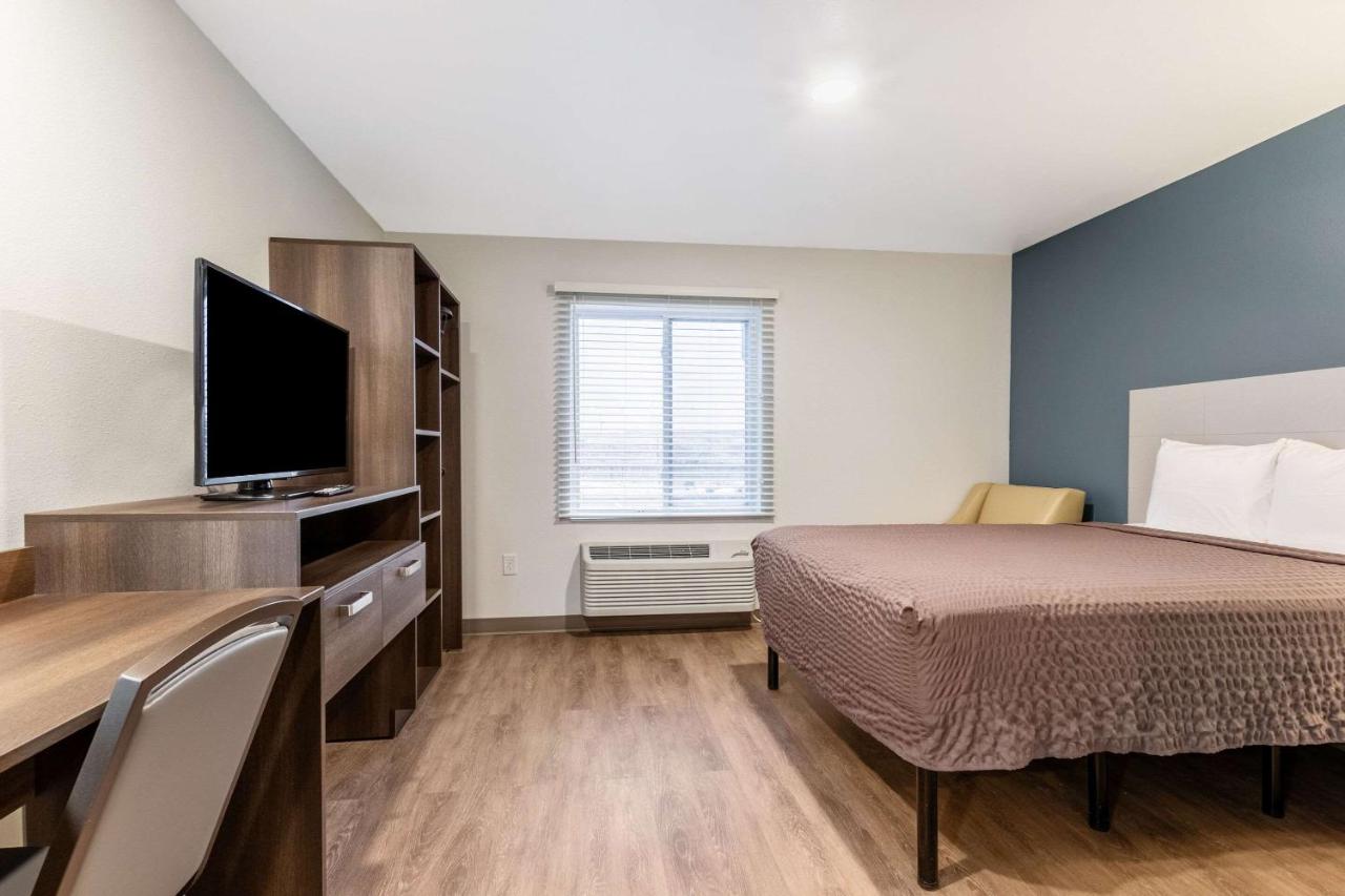 Queen Room with Roll-In Shower - Disability Access/Non-Smoking at WoodSpring Suites Indianapolis Airport South