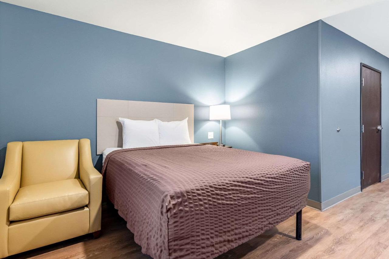 Queen Room with Roll-In Shower - Disability Access/Non-Smoking at WoodSpring Suites Indianapolis Airport South