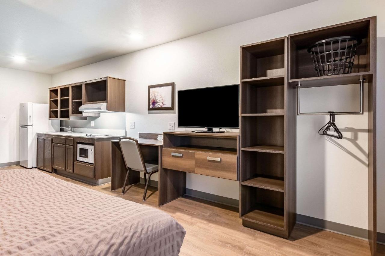 Queen Room with Roll-In Shower - Disability Access/Non-Smoking at WoodSpring Suites Indianapolis Airport South