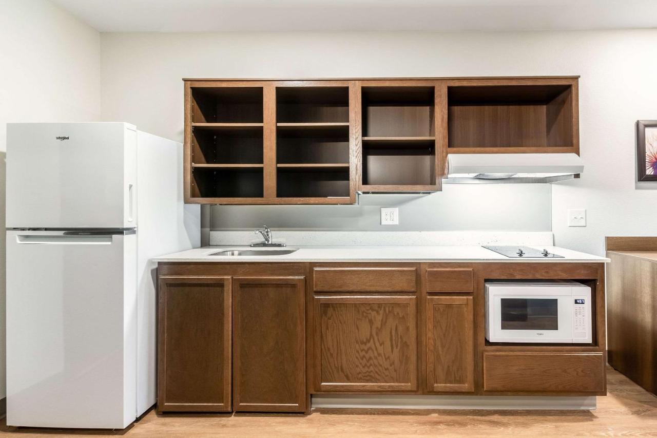 Queen Room with Roll-In Shower - Disability Access/Non-Smoking at WoodSpring Suites Indianapolis Airport South