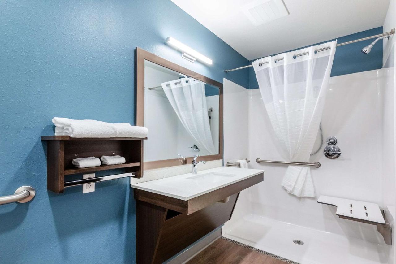 Queen Room with Roll-In Shower - Disability Access/Non-Smoking at WoodSpring Suites Indianapolis Airport South