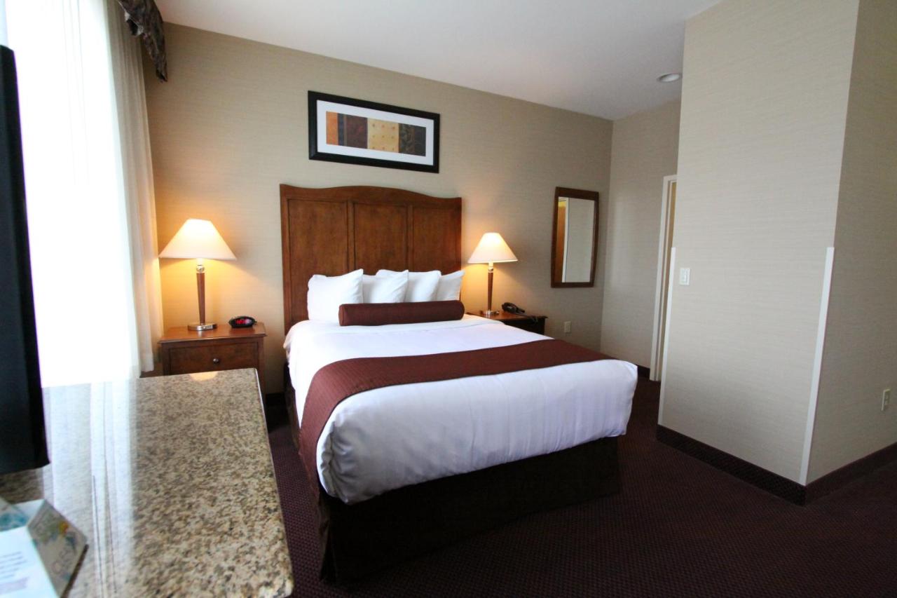 Queen Room with Kitchenette - Non-Smoking at Best Western Plus Hannaford Inn & Suites