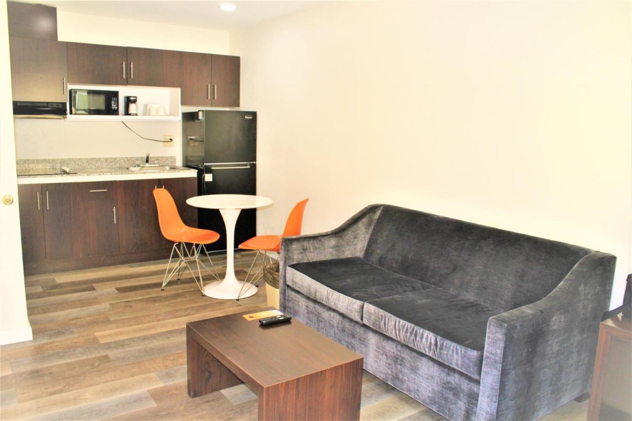 | Howard Johnson by Wyndham, Chula Vista/San Diego Hotel & Suites