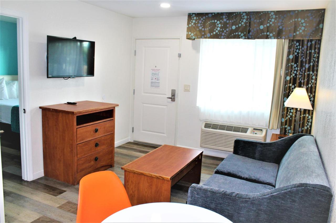 | Howard Johnson by Wyndham, Chula Vista/San Diego Hotel & Suites