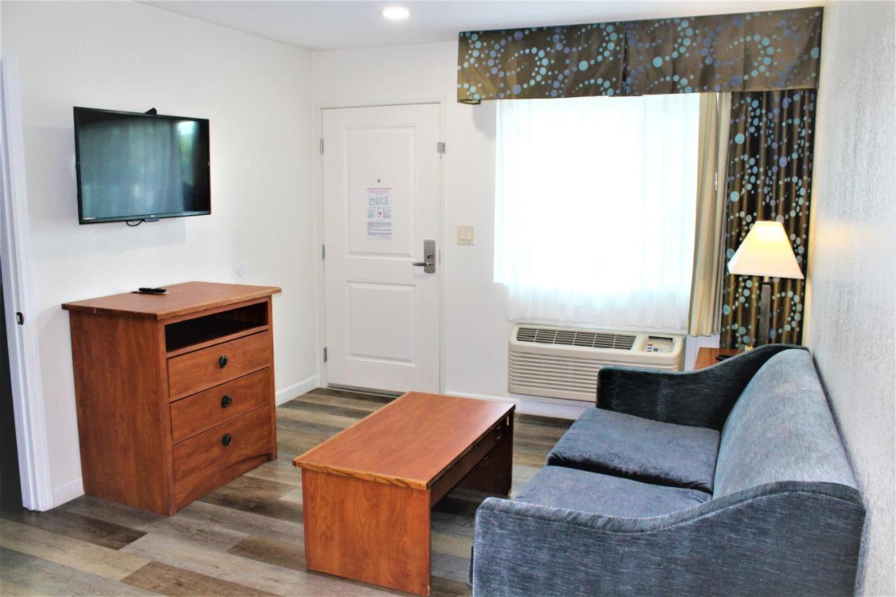 | Howard Johnson by Wyndham, Chula Vista/San Diego Hotel & Suites