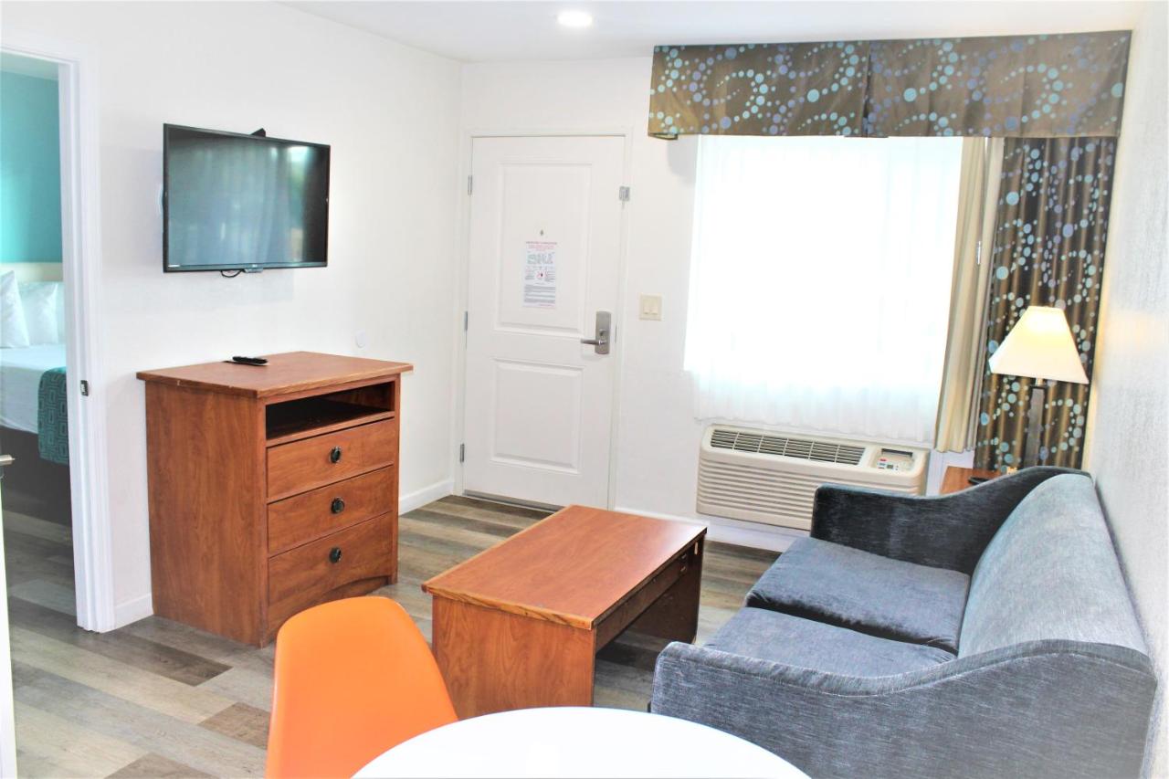 | Howard Johnson by Wyndham, Chula Vista/San Diego Hotel & Suites