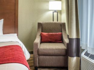 Room #32111308 at Comfort Inn & Suites Cedar Rapids North - Collins Road