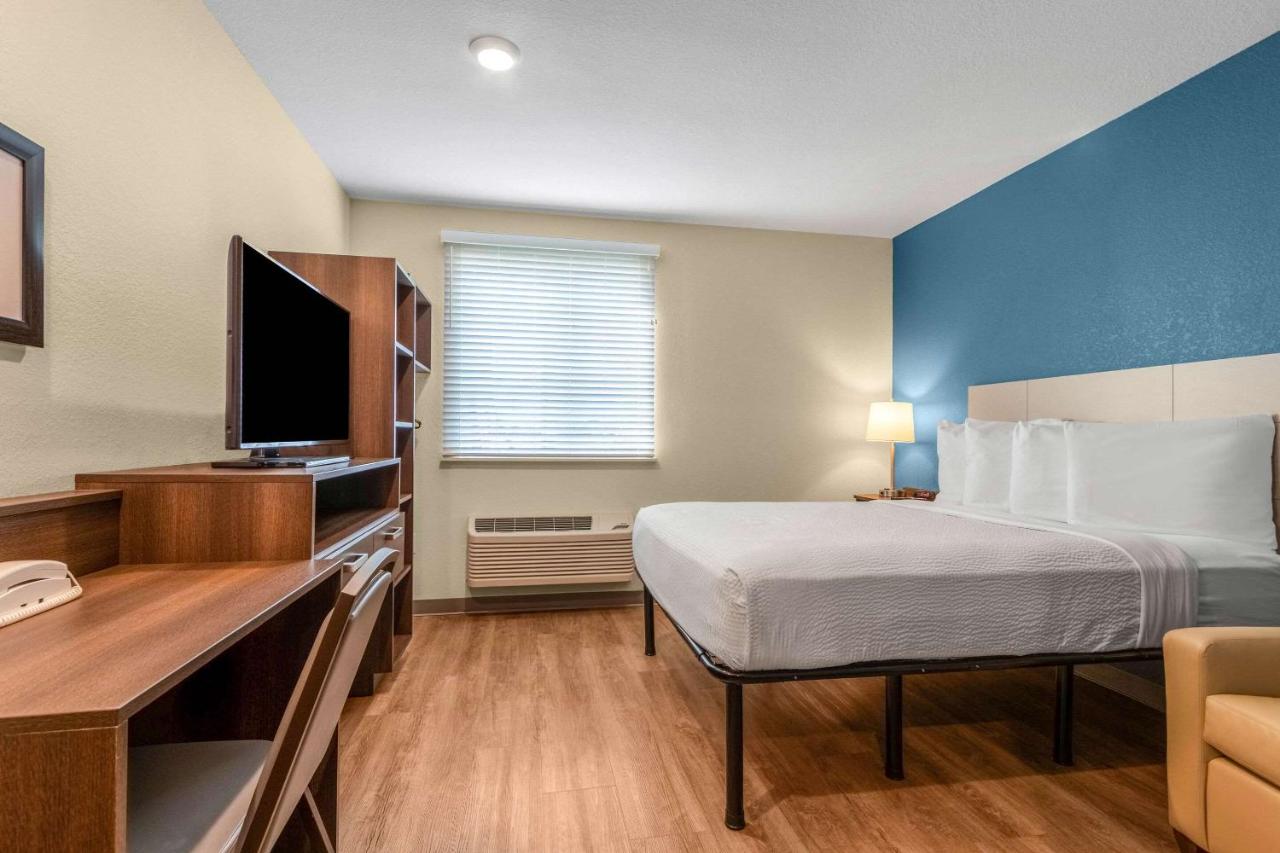 Queen Room with Roll-In Shower - Disability Access/Non-Smoking at WoodSpring Suites Miramar