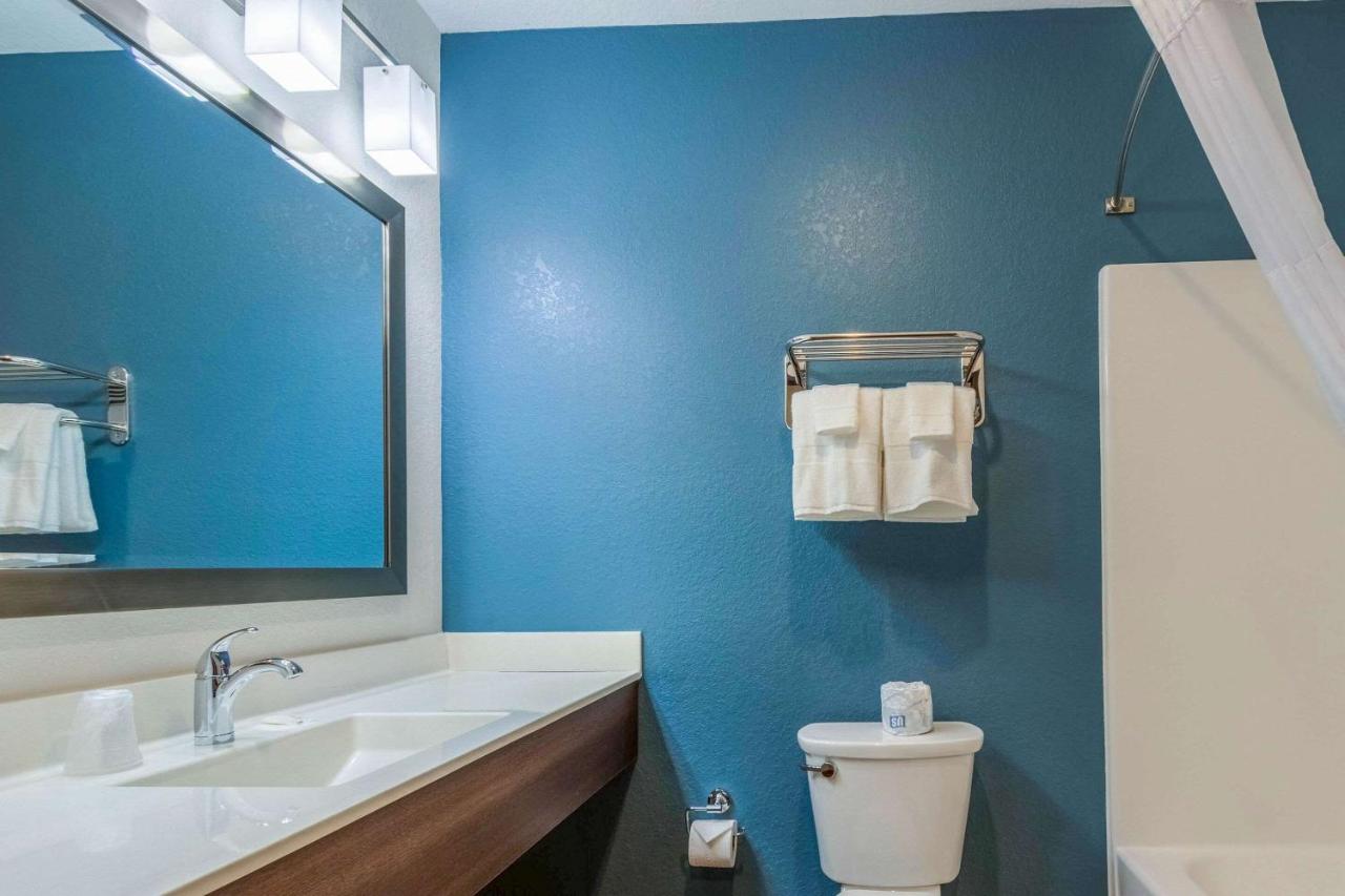 Queen Room with Roll-In Shower - Disability Access/Non-Smoking at WoodSpring Suites Miramar