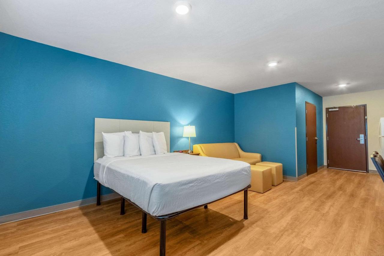 Queen Room with Sofa Bed - Disability Access/Non-Smoking at WoodSpring Suites Miramar