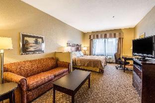 Room #18779514 at Quality Inn & Suites Hendersonville - Flat Rock