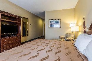 Room #18779515 at Quality Inn & Suites Hendersonville - Flat Rock