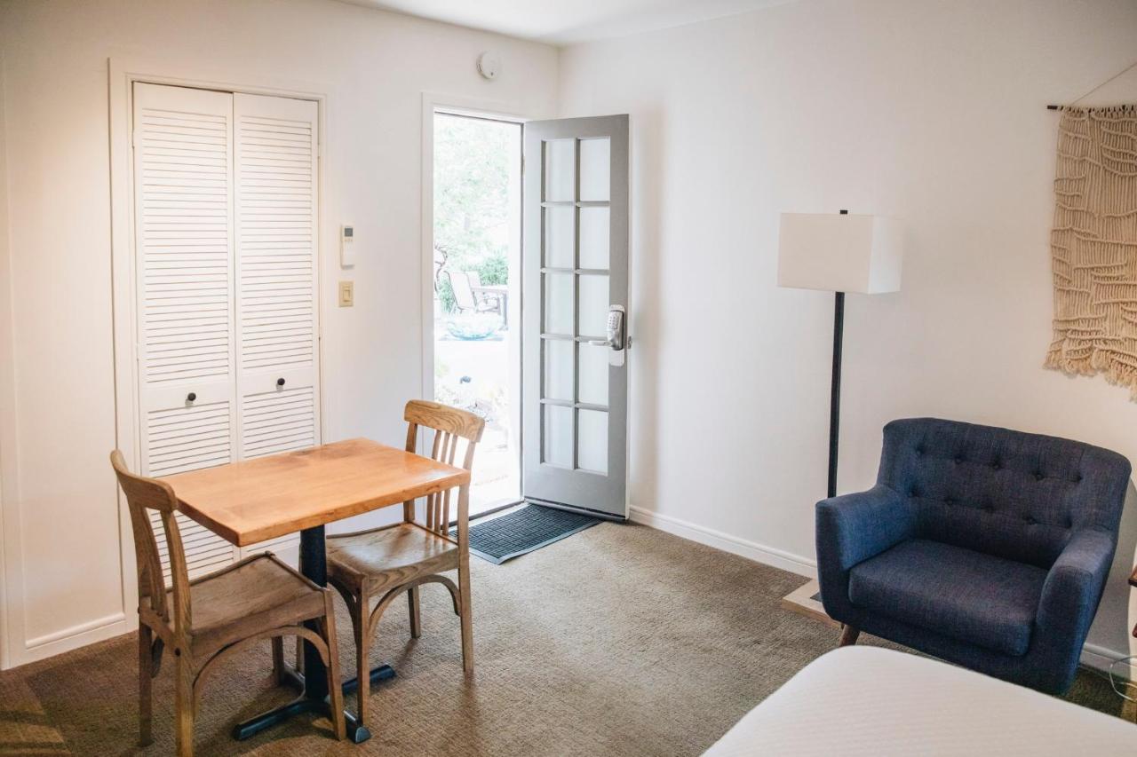 Queen Room at Cottage Inn & Spa