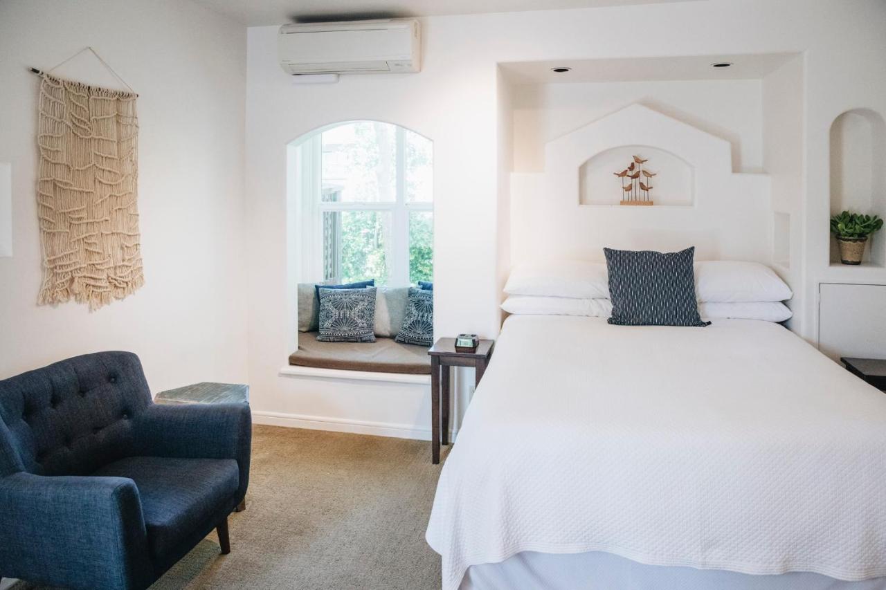 Queen Room at Cottage Inn & Spa