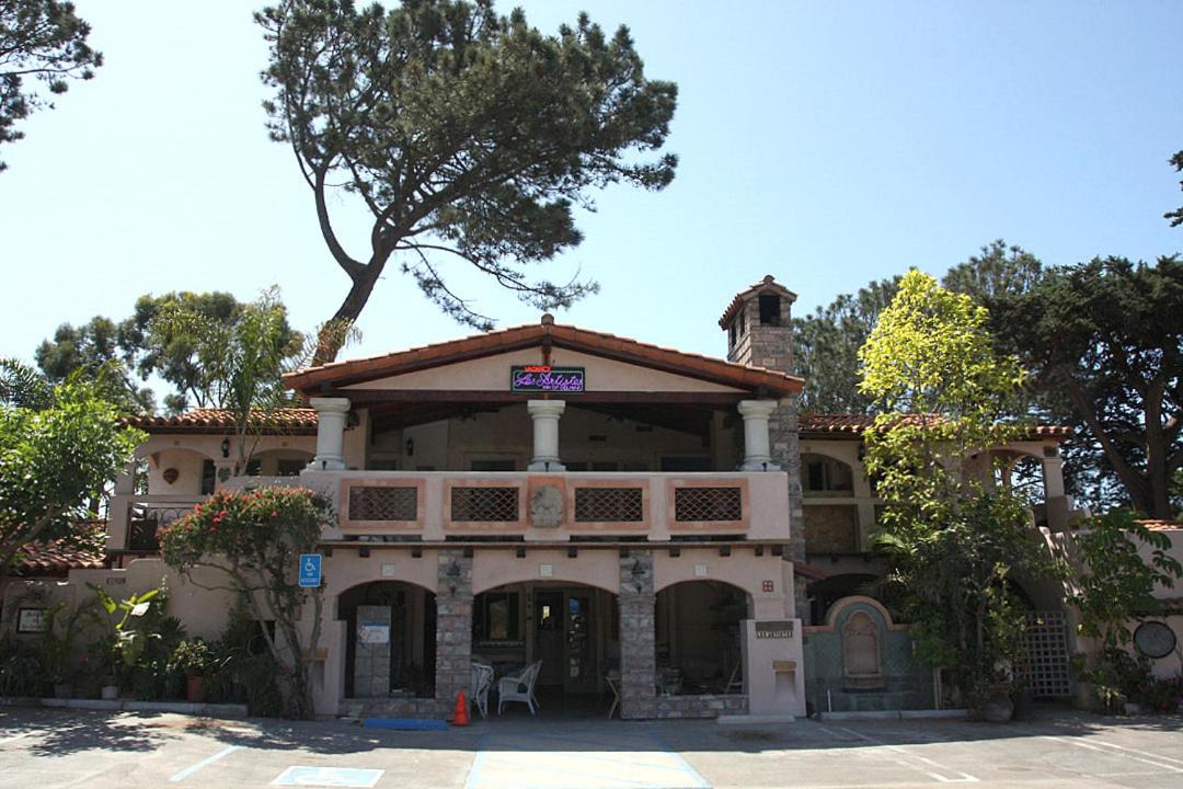  | Les Artistes Inn