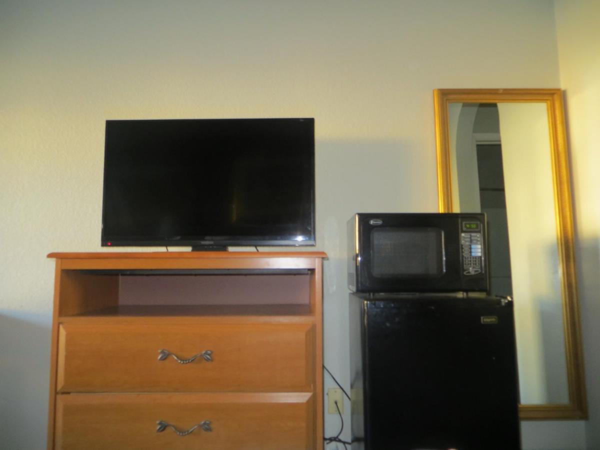 Standard King Room - Smoking at Days Inn by Wyndham New Braunfels