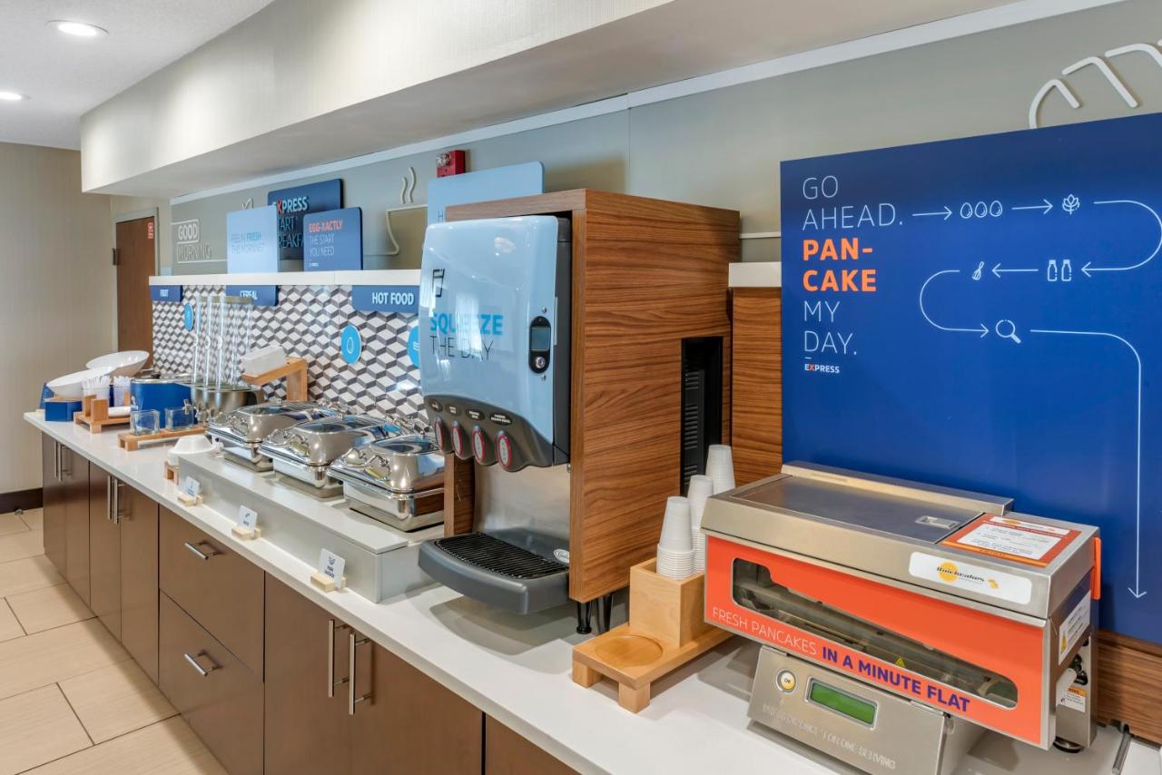  | Holiday Inn Express Hotel & Suites Cincinnati-Blue Ash, an IHG Hotel