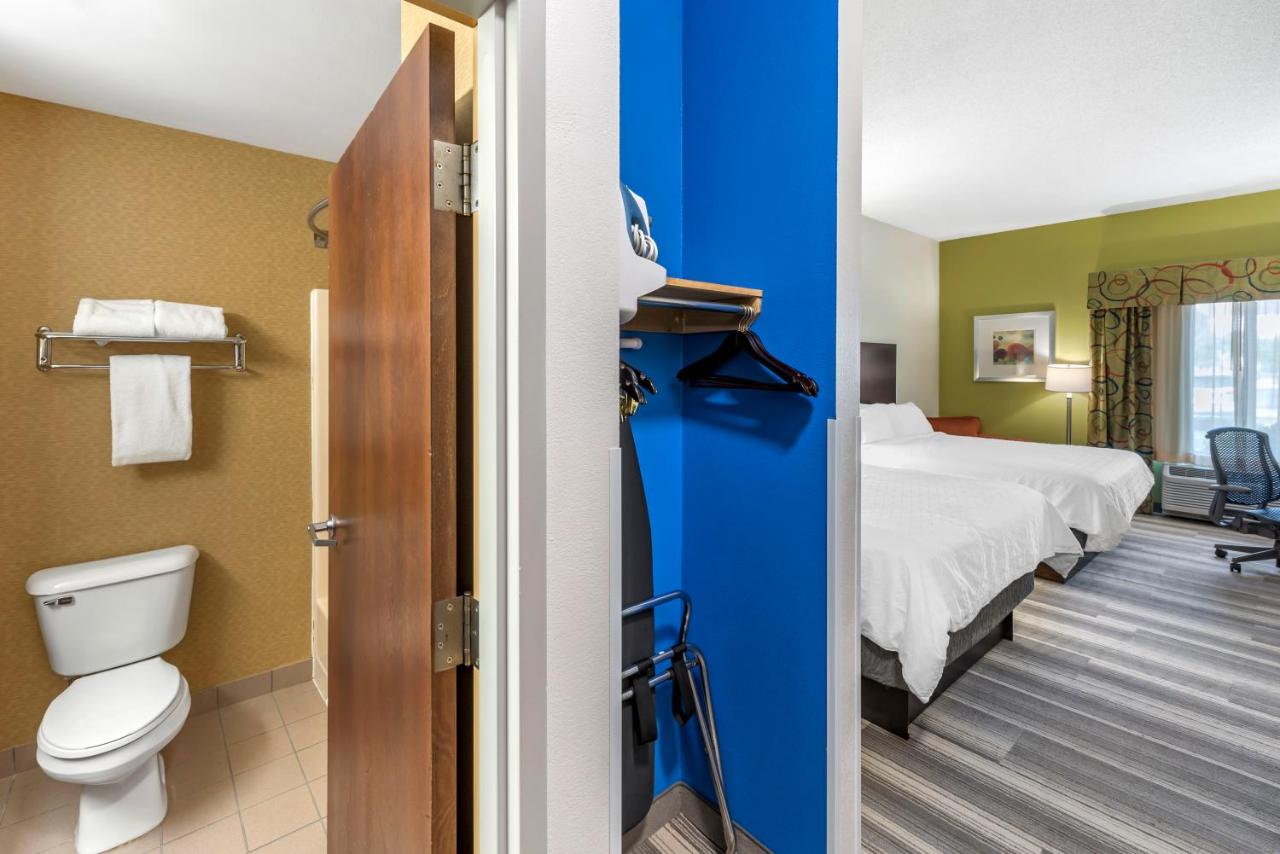  | Holiday Inn Express Hotel & Suites Cincinnati-Blue Ash, an IHG Hotel