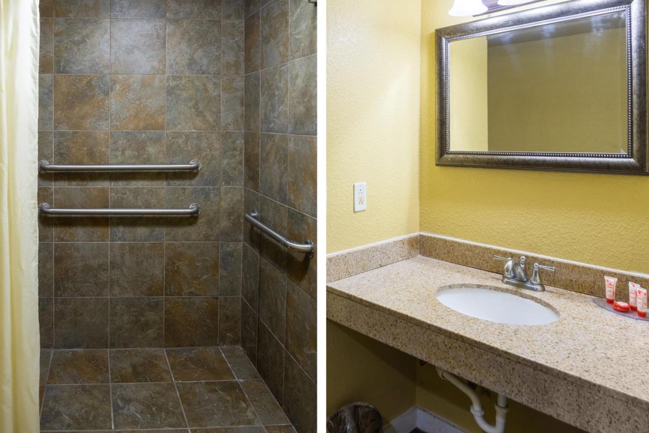 Queen Room with Two Queen Beds - Disability Access at Woodridge Inn and Suites
