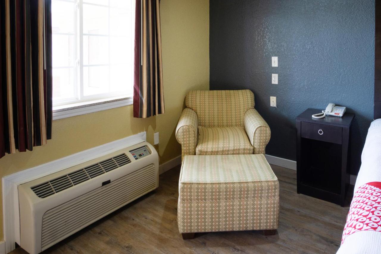 Queen Room at Woodridge Inn and Suites