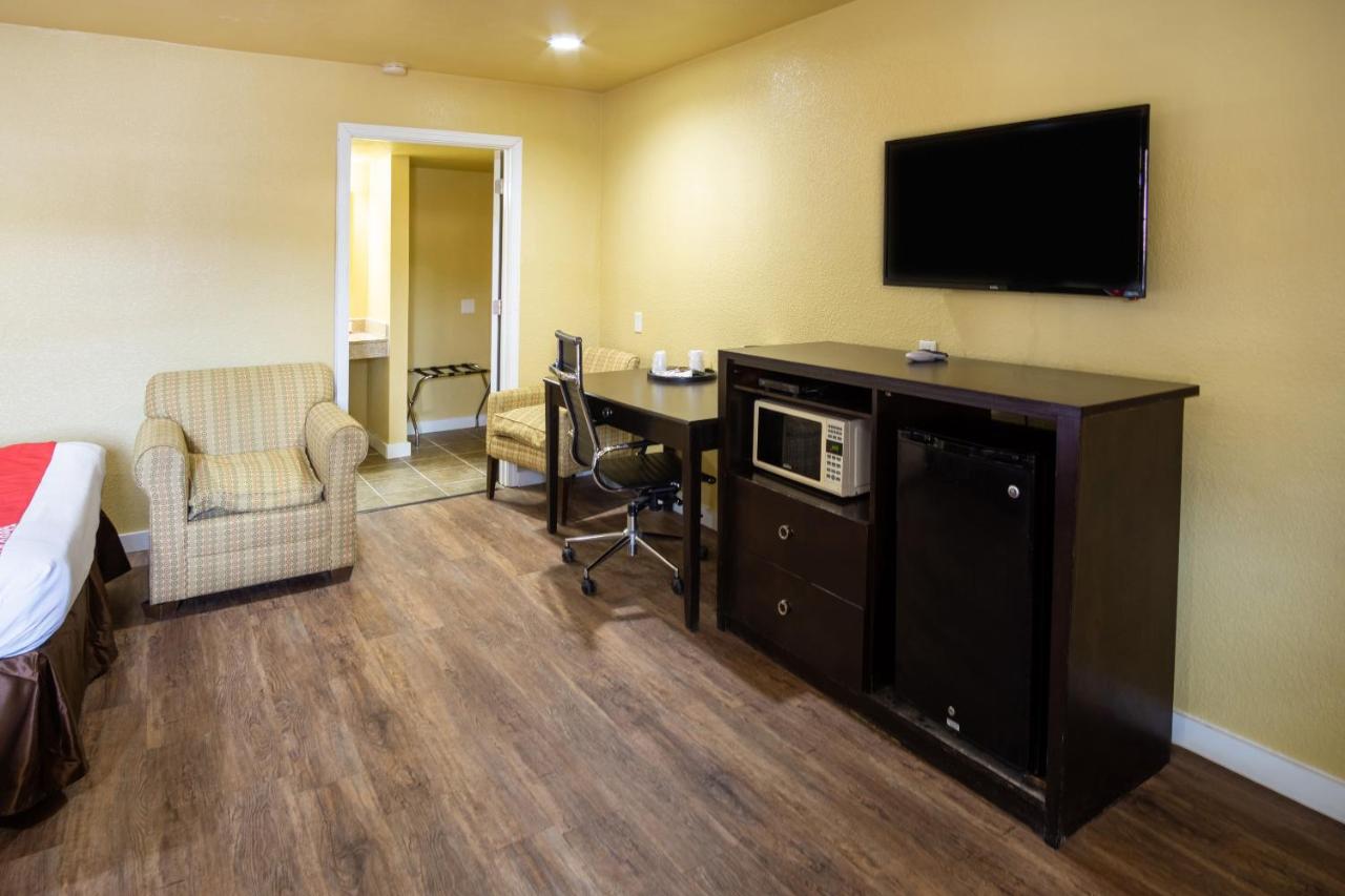 Queen Room with Two Queen Beds - Disability Access at Woodridge Inn and Suites