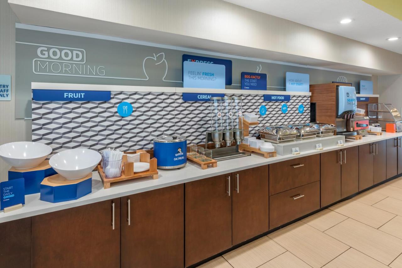  | Holiday Inn Express Hotel & Suites Cincinnati-Blue Ash, an IHG Hotel