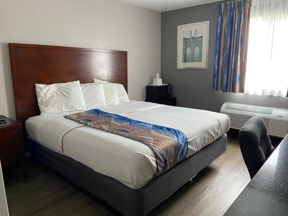 King Room - Non-Smoking at Travelodge Inn & Suites by Wyndham Albany