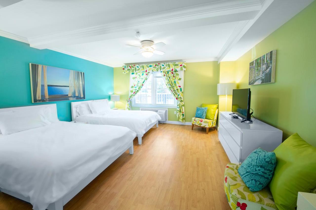 Quadruple Room with Balcony at Canalside Inn