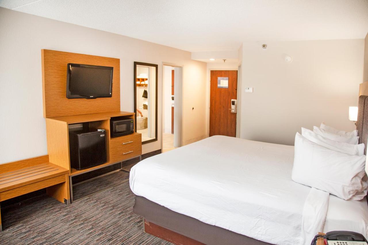 Standard King Room at Extended Stay America Suites - Springfield