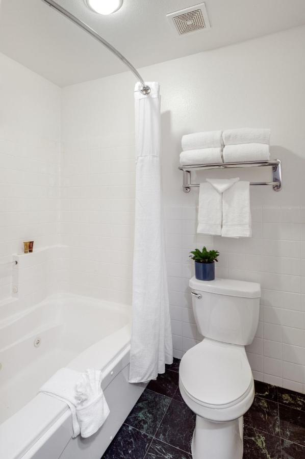 | Ayres Suites Mission Viejo