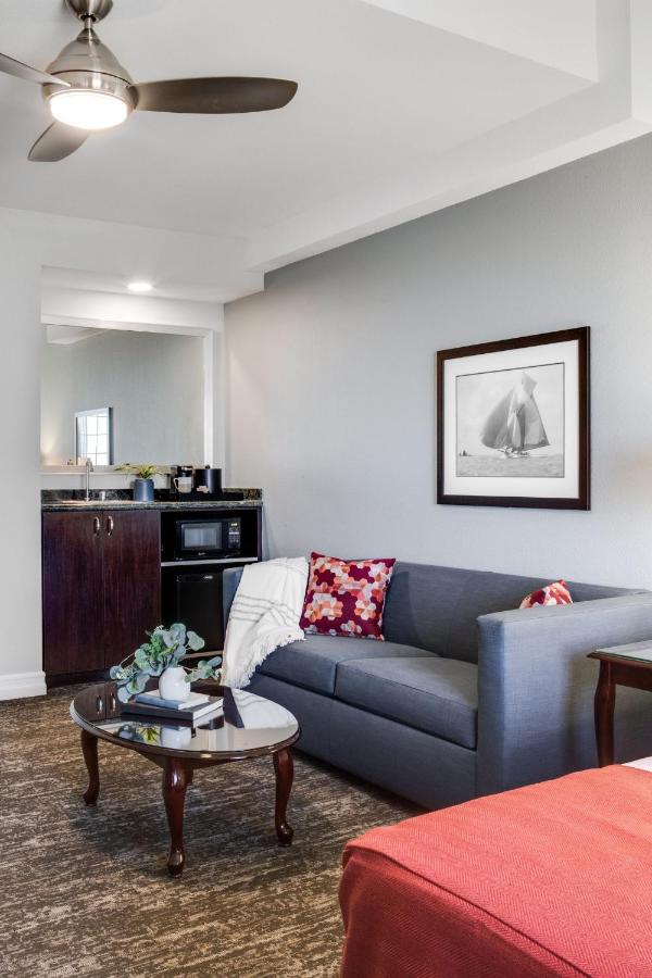 | Ayres Suites Mission Viejo