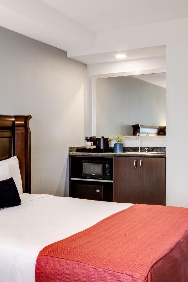 | Ayres Suites Mission Viejo