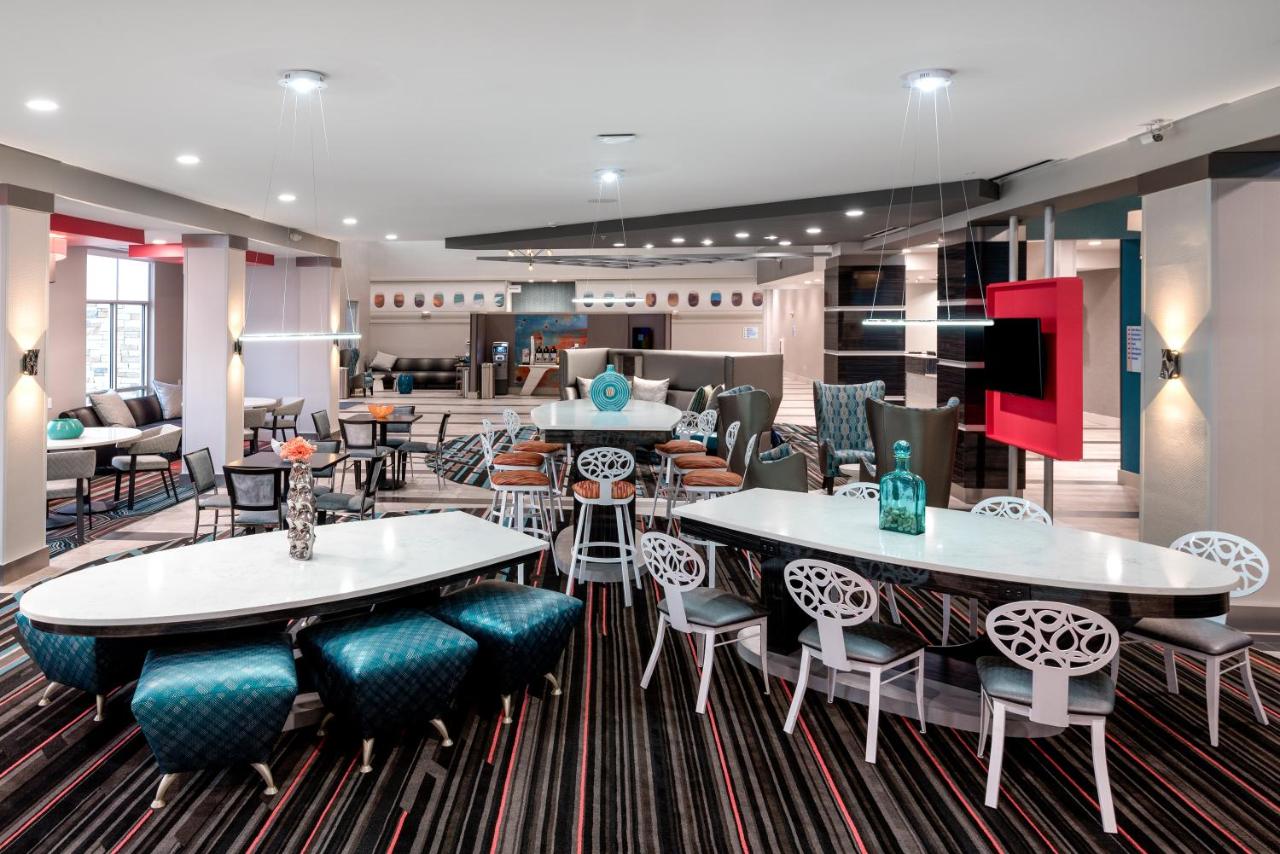 | Holiday Inn Express & Suites Charlotte Airport, an IHG Hotel