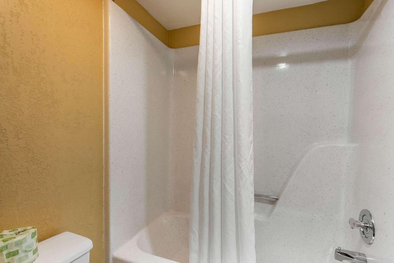 | Econo Lodge Belton - Kansas City South