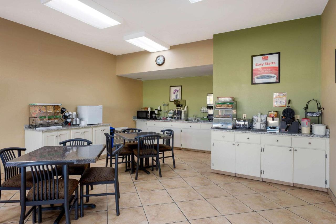 | Econo Lodge Belton - Kansas City South